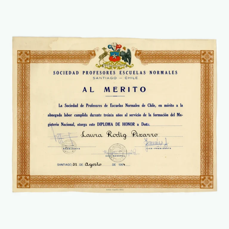 Diploma al Mérito, treinta años al servicio de la formación docente, concedido a Laura Rodig
