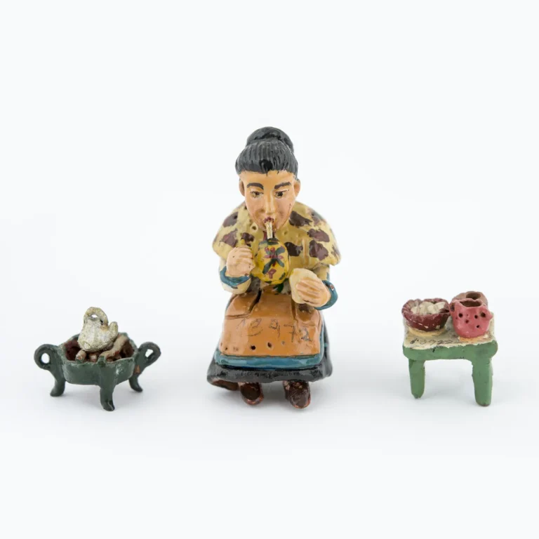 Figurilla de abuelita tomando mate