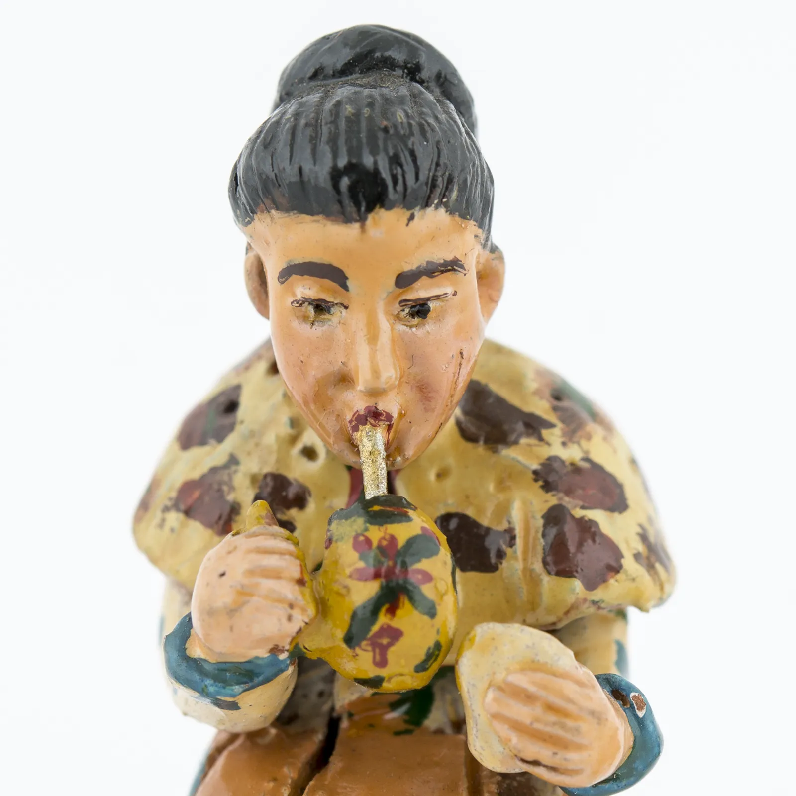 Miniatura del objeto Figurilla de abuelita tomando mate
