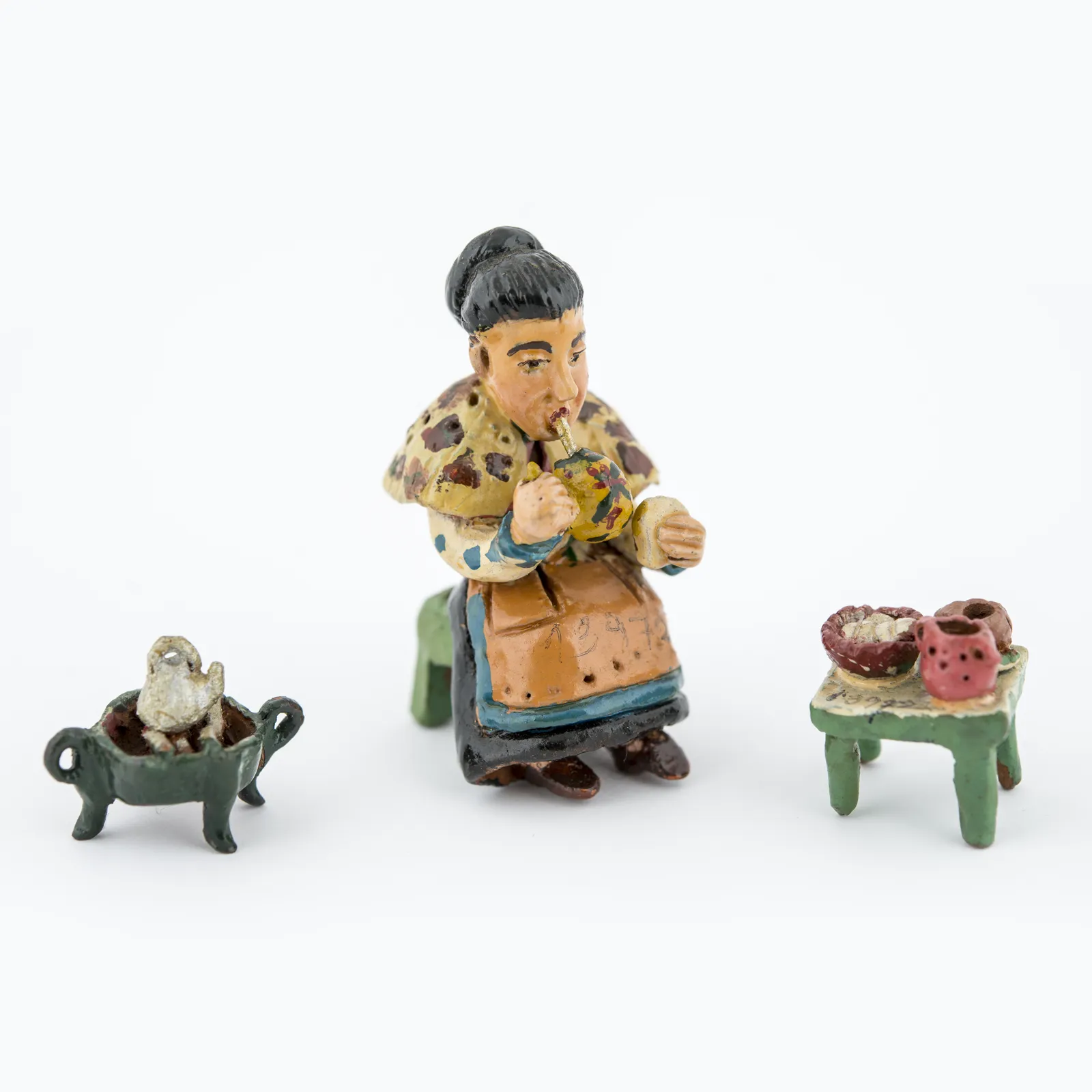 Miniatura del objeto Figurilla de abuelita tomando mate